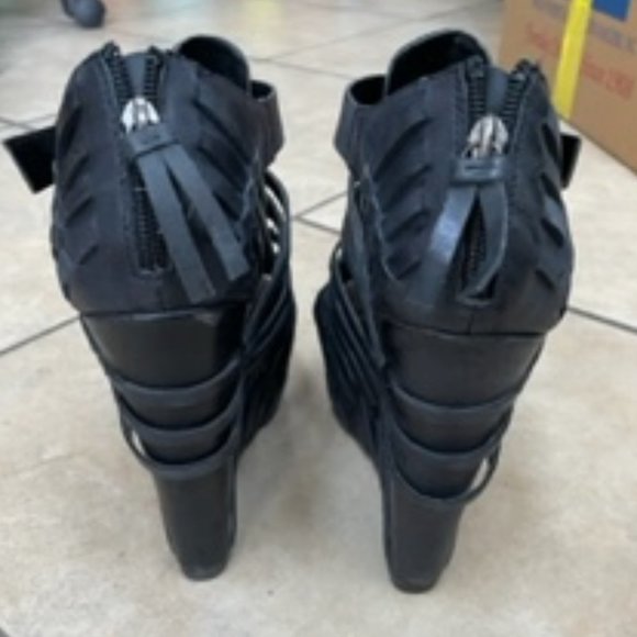 Not Too Coy Platform Sandals - size 9 - Picture 4 of 6